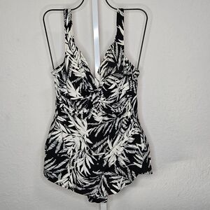 Paradise‎ Bay Woman's Swimsuit Black White Tropical Palm Print One Piece Size 18